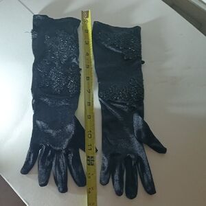 Elegant Black Lace Gloves